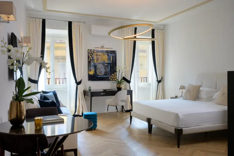 Camera delle Tornabuoni Suites a Firenze, risultato del restyling edile con posa di parquet a spina di pesce e nuove finiture