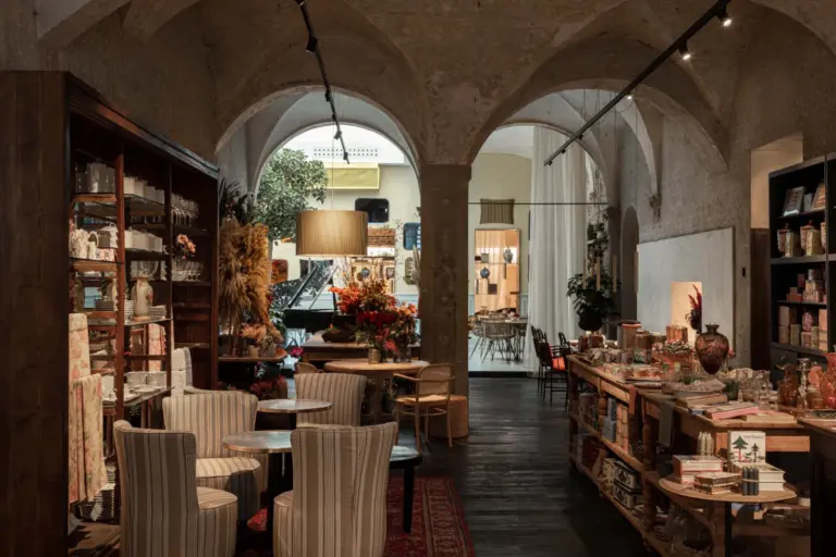 Ampia sala bistrot con librerie e archi classici fiorentini rigorosamente preservati e recuperati durante i lavori di ristrutturazione generale